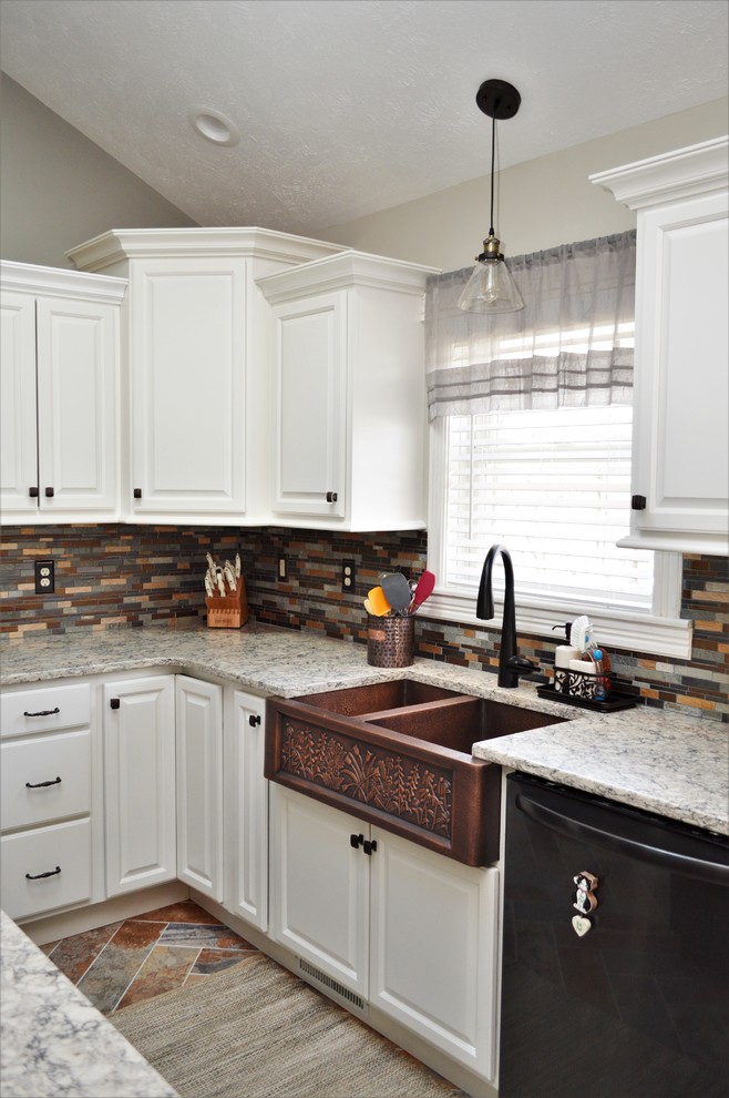 Klassisk inredning av ett mellanstort beige beige kök, med en rustik diskho, luckor med upphöjd panel, vita skåp, bänkskiva i kvartsit, flerfärgad stänkskydd, stänkskydd i stickkakel, cementgolv, en köksö och flerfärgat golv