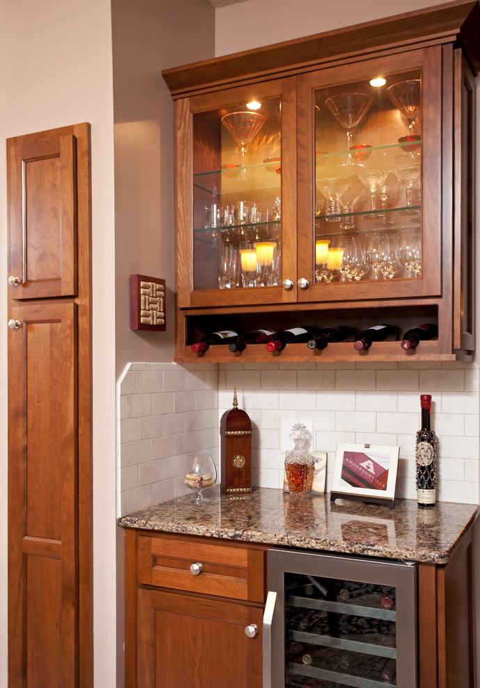 Example of a classic home bar design in Minneapolis