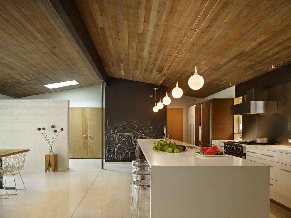 Idéer för 60 tals kök, med släta luckor, vita skåp, stänkskydd med metallisk yta, stänkskydd i metallkakel och rostfria vitvaror