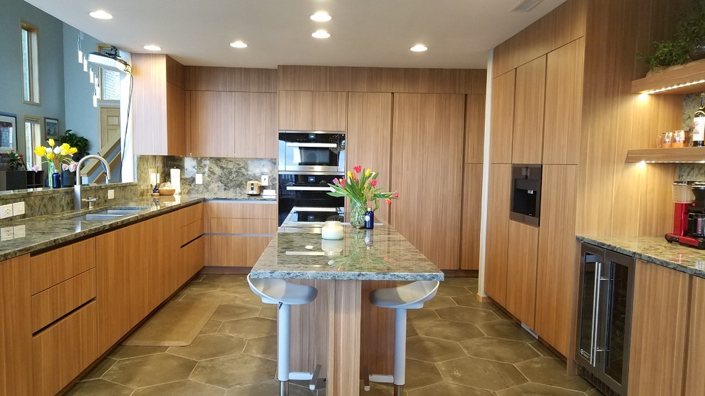 Diseño de cocina comedor actual, de tamaño medio, con fregadero de doble seno, armarios con paneles lisos, puertas de armario de madera oscura, encimera de granito, salpicadero gris, salpicadero de losas de piedra, electrodomésticos de acero inoxidable, suelo de baldosas de porcelana y suelo gris