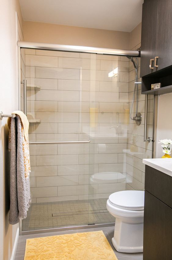 Foto de cuarto de baño actual de tamaño medio con armarios con paneles lisos, puertas de armario de madera oscura, suelo de baldosas de porcelana y suelo beige