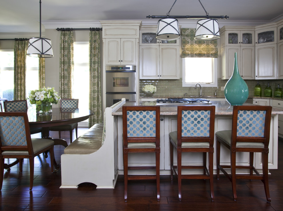 Пример оригинального дизайна: кухня в классическом стиле с фасадами с выступающей филенкой, белыми фасадами, зеленым фартуком и фартуком из плитки кабанчик