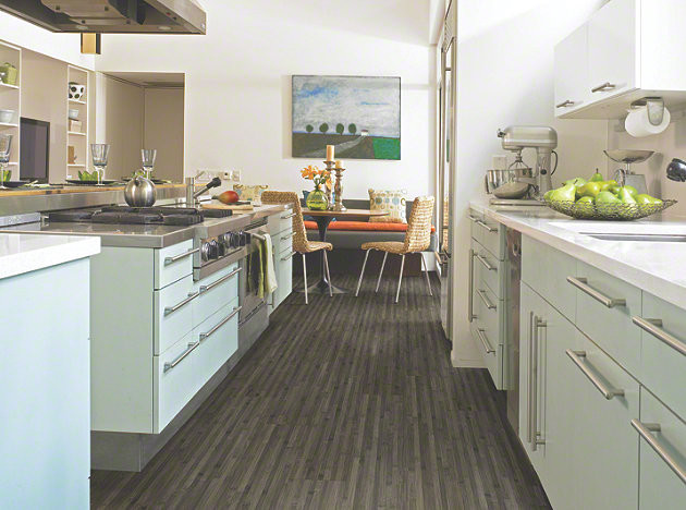 Zweizeilige, Mittelgroße Moderne Wohnküche mit Unterbauwaschbecken, flächenbündigen Schrankfronten, grünen Schränken, Quarzwerkstein-Arbeitsplatte, Küchengeräten aus Edelstahl, braunem Holzboden und Kücheninsel in Toronto