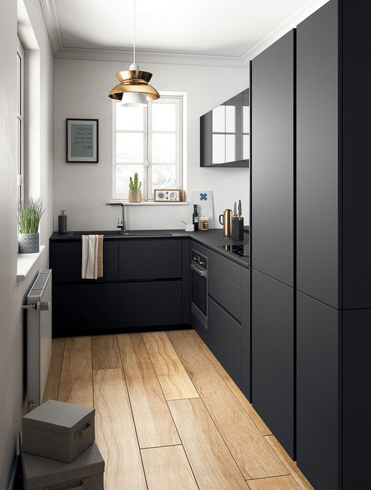 Idéer för avskilda, små funkis svart l-kök, med en undermonterad diskho, släta luckor, svarta skåp, bänkskiva i kvarts, svarta vitvaror, mellanmörkt trägolv och brunt golv