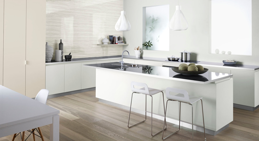 Свежая идея для дизайна: кухня в стиле модернизм с столешницей из ламината - отличное фото интерьера