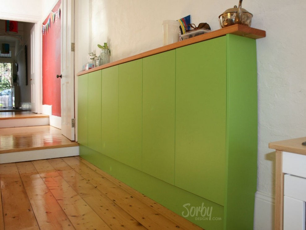 Imagen de cocina comedor lineal ecléctica pequeña con armarios con paneles lisos, puertas de armario verdes y encimera de madera