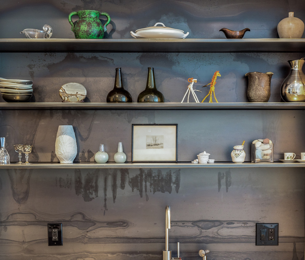 Foto di una cucina moderna chiusa con lavello da incasso, ante lisce, ante in legno chiaro e elettrodomestici in acciaio inossidabile