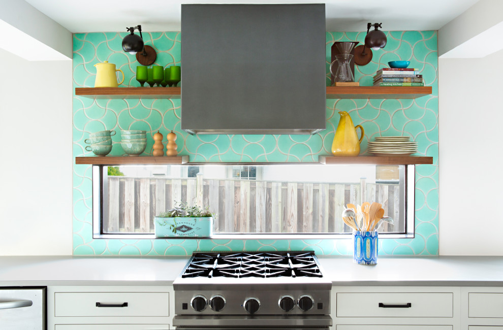 ワシントンD.C.にある高級な中くらいなトランジショナルスタイルのおしゃれなキッチン (エプロンフロントシンク、シェーカースタイル扉のキャビネット、白いキャビネット、珪岩カウンター、緑のキッチンパネル、セラミックタイルのキッチンパネル、シルバーの調理設備、スレートの床、黒い床、グレーのキッチンカウンター、表し梁) の写真