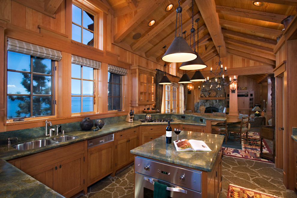 Идея дизайна: кухня-гостиная в стиле рустика с двойной мойкой, фасадами в стиле шейкер, фасадами цвета дерева среднего тона и зеленой столешницей