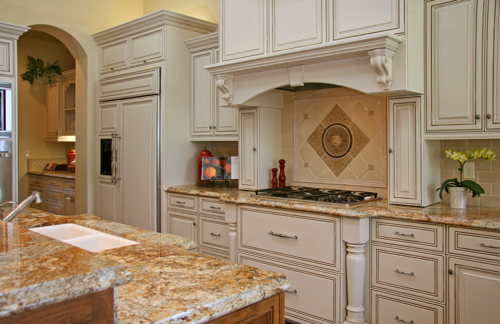 Klassische Küche mit Granit-Arbeitsplatte und Elektrogeräten mit Frontblende in Sacramento