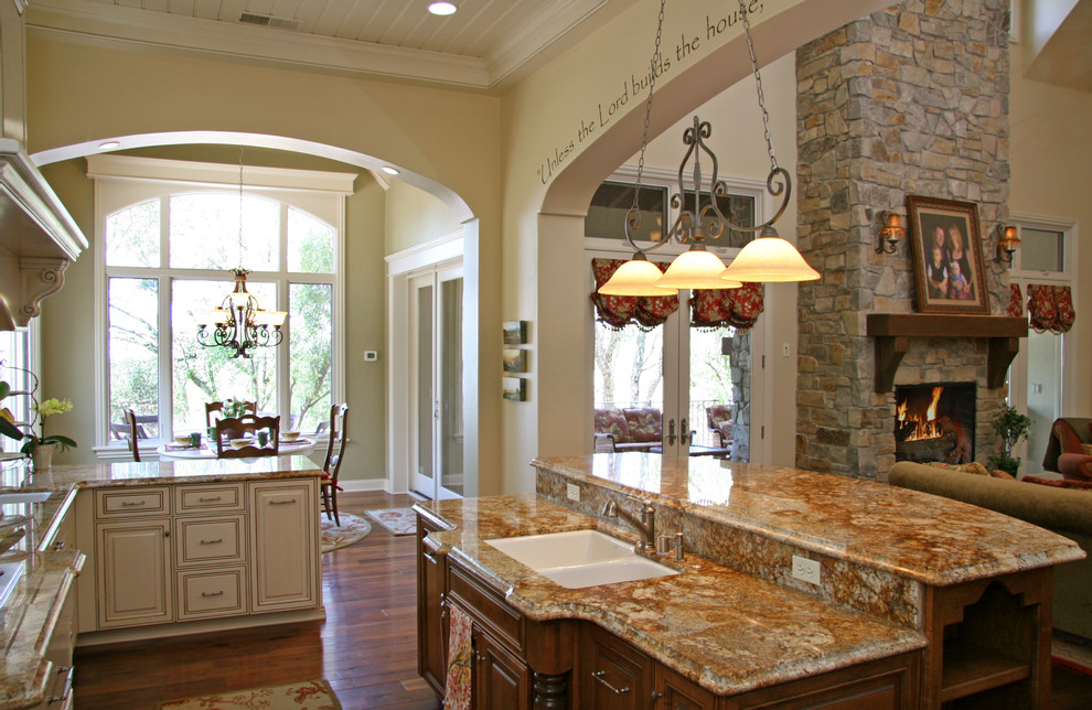 Immagine di una cucina ad ambiente unico tradizionale con lavello a doppia vasca, ante con bugna sagomata, ante beige e struttura in muratura