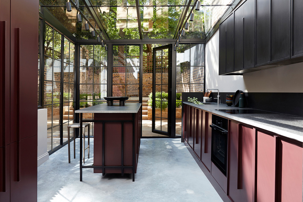 Idee per una cucina contemporanea con lavello sottopiano, ante lisce, ante marroni, elettrodomestici neri, pavimento grigio e top grigio