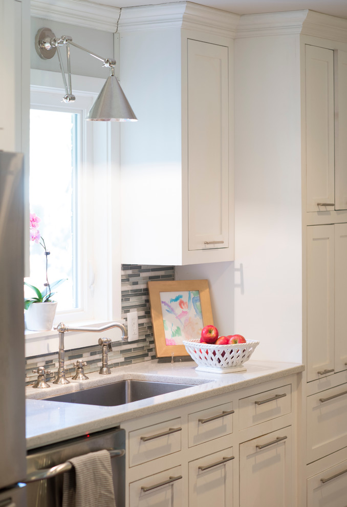 Mittelgroße Klassische Küche mit weißen Schränken, Quarzit-Arbeitsplatte und Küchenrückwand in Grau in Charleston
