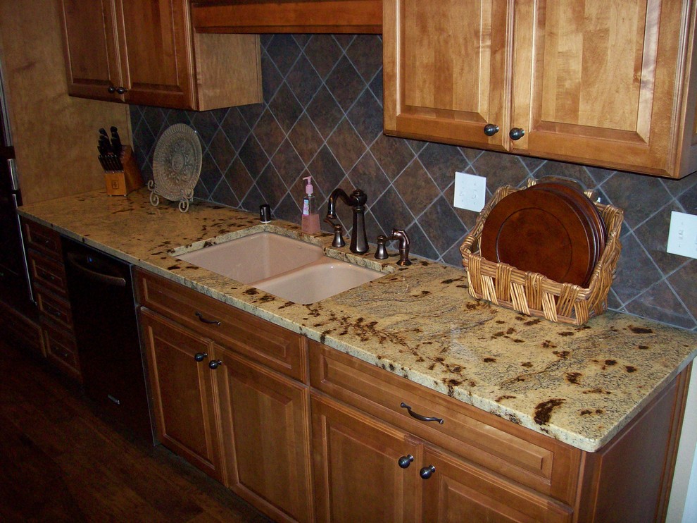 Modelo de cocina rústica con fregadero bajoencimera, encimera de granito, salpicadero de azulejos de porcelana y suelo de madera en tonos medios