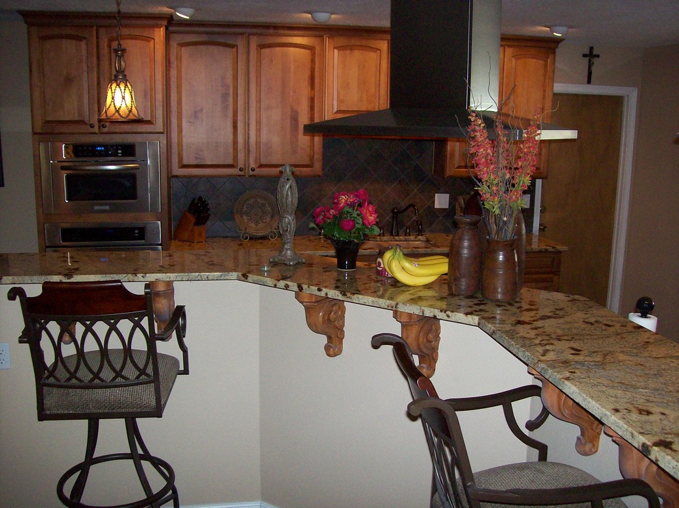 Urige Küche mit Unterbauwaschbecken, Granit-Arbeitsplatte, Rückwand aus Porzellanfliesen und braunem Holzboden in Albuquerque