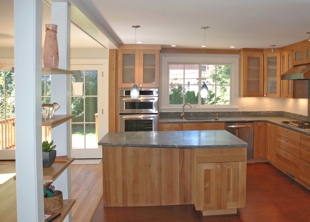 Bild på ett mellanstort vintage kök, med en undermonterad diskho, skåp i mellenmörkt trä, marmorbänkskiva, grått stänkskydd, stänkskydd i sten, rostfria vitvaror, korkgolv, en köksö och skåp i shakerstil