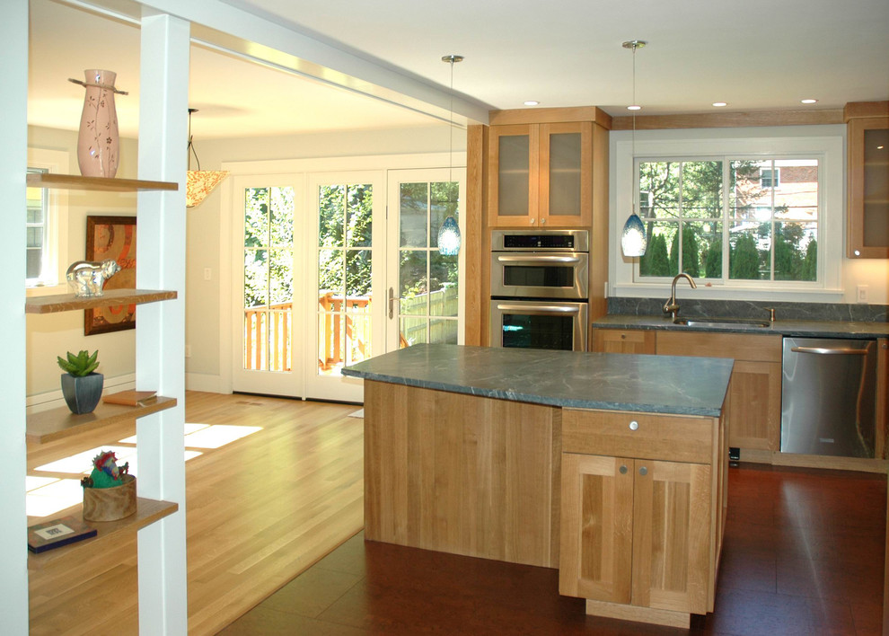 Idéer för att renovera ett mellanstort vintage kök, med en undermonterad diskho, skåp i mellenmörkt trä, marmorbänkskiva, grått stänkskydd, stänkskydd i sten, rostfria vitvaror, korkgolv, en köksö, skåp i shakerstil och brunt golv