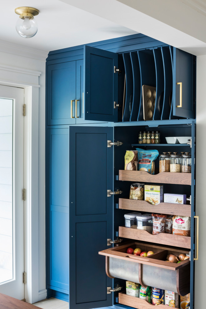 Imagen de cocinas en L contemporánea de tamaño medio abierta con armarios estilo shaker, puertas de armario azules, encimera de cuarcita, una isla y encimeras beige
