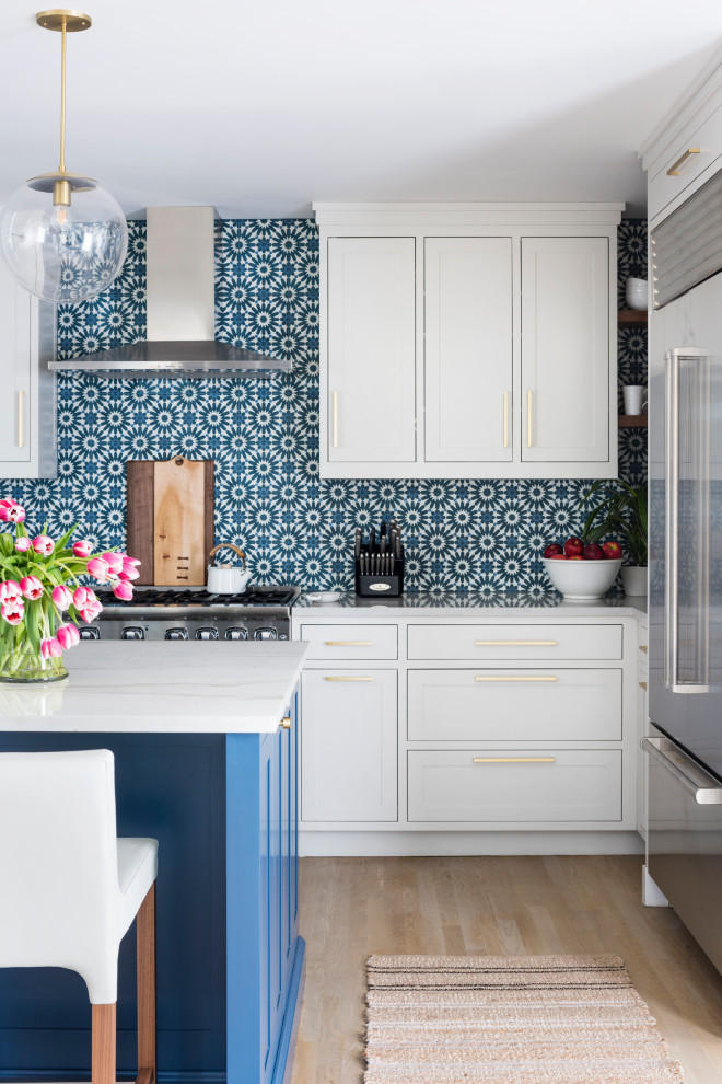 Ejemplo de cocinas en L actual de tamaño medio abierta con armarios estilo shaker, puertas de armario azules, encimera de cuarcita, una isla y encimeras beige