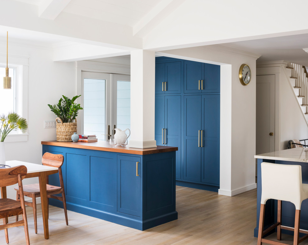 На фото: угловая кухня-гостиная среднего размера в современном стиле с фасадами в стиле шейкер, синими фасадами, столешницей из кварцита, островом и бежевой столешницей