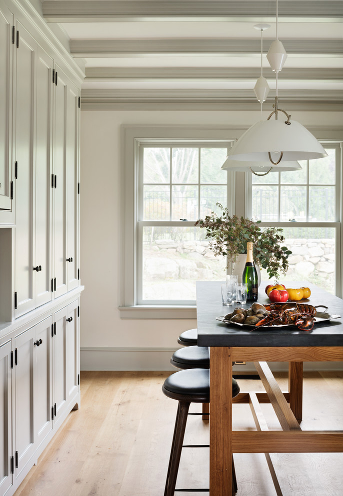 Landhaus Küche mit Schrankfronten mit vertiefter Füllung, weißen Schränken und hellem Holzboden in New York
