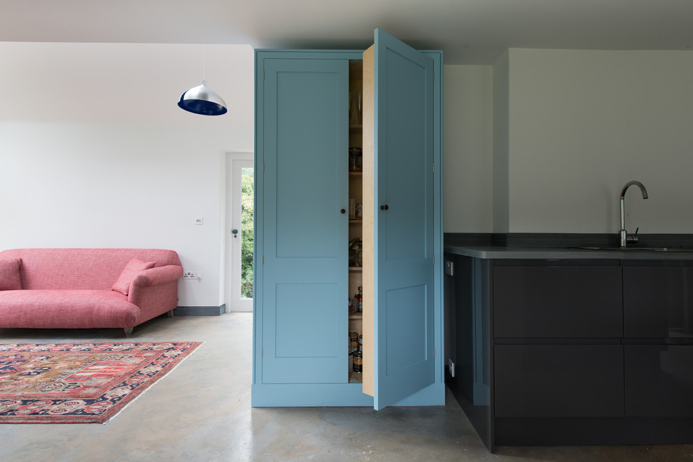 Idee per una cucina di medie dimensioni con ante blu e pavimento in cemento