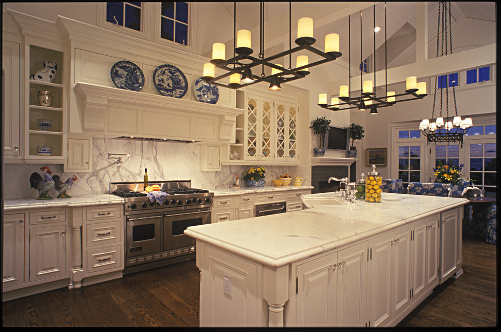 Example of a classic kitchen design in San Diego