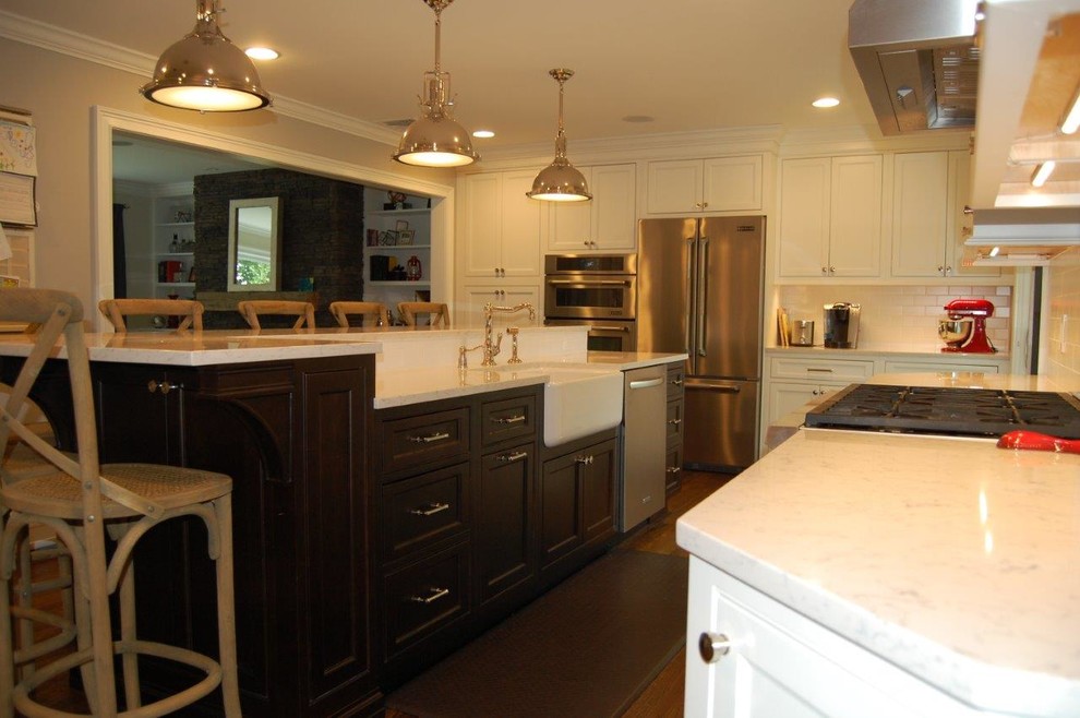 Foto på ett mellanstort eklektiskt kök, med en rustik diskho, skåp i shakerstil, vita skåp, bänkskiva i kvarts, vitt stänkskydd, rostfria vitvaror, mörkt trägolv och en köksö
