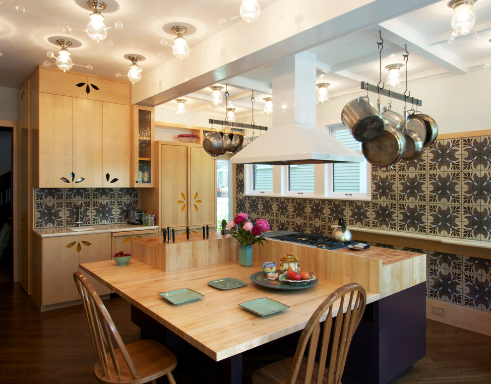 Bild på ett avskilt, stort eklektiskt u-kök, med en dubbel diskho, släta luckor, skåp i ljust trä, bänkskiva i koppar, flerfärgad stänkskydd, stänkskydd i mosaik, integrerade vitvaror, mörkt trägolv och en köksö