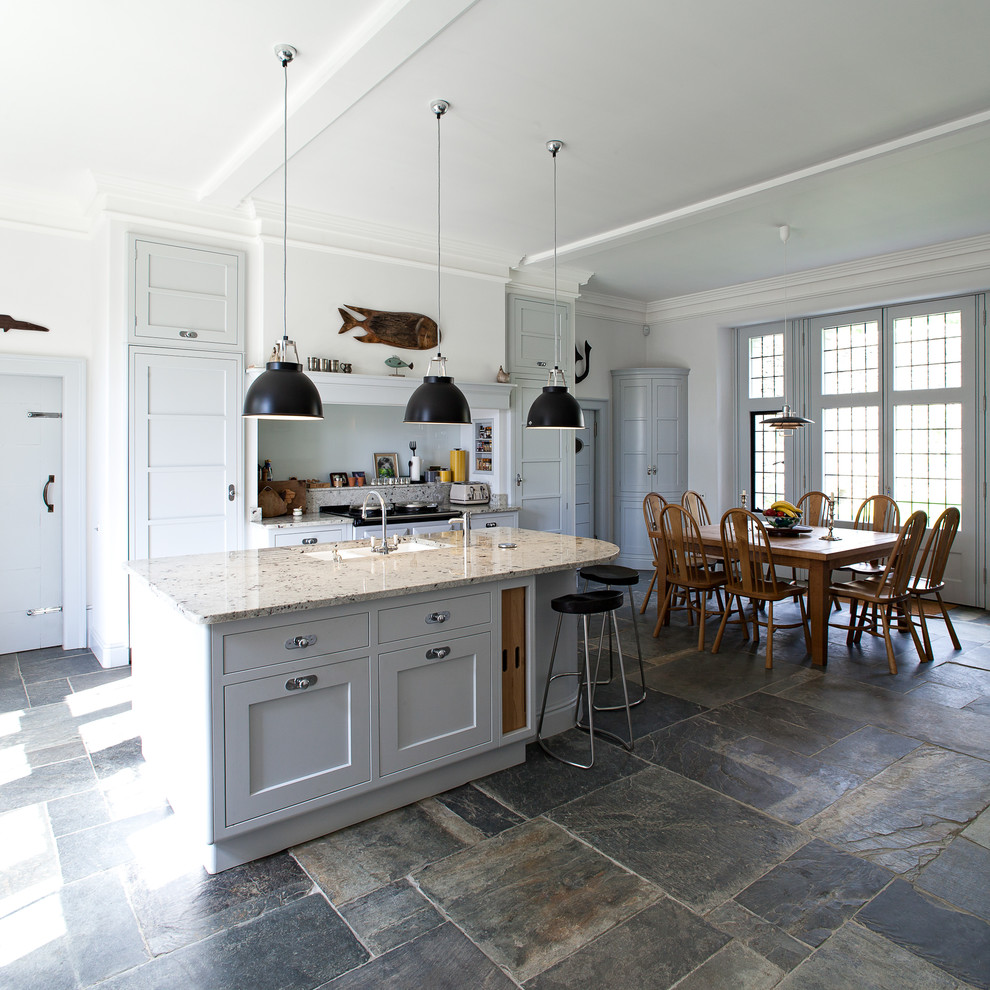 Источник вдохновения для домашнего уюта: большая прямая кухня в классическом стиле с фасадами с утопленной филенкой, серыми фасадами, фартуком из стекла, островом и врезной мойкой в частном доме