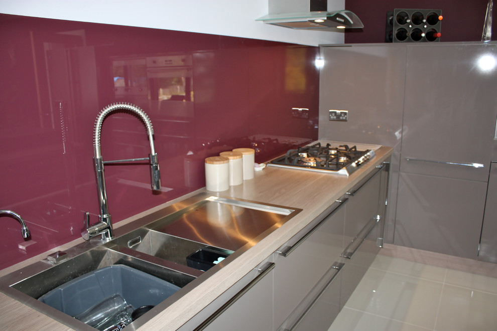 This is an example of a modern kitchen in Berkshire.