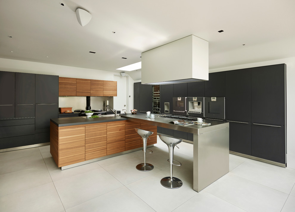 Cette image montre une cuisine encastrable design en bois brun avec un placard à porte plane, une crédence métallisée et îlot.