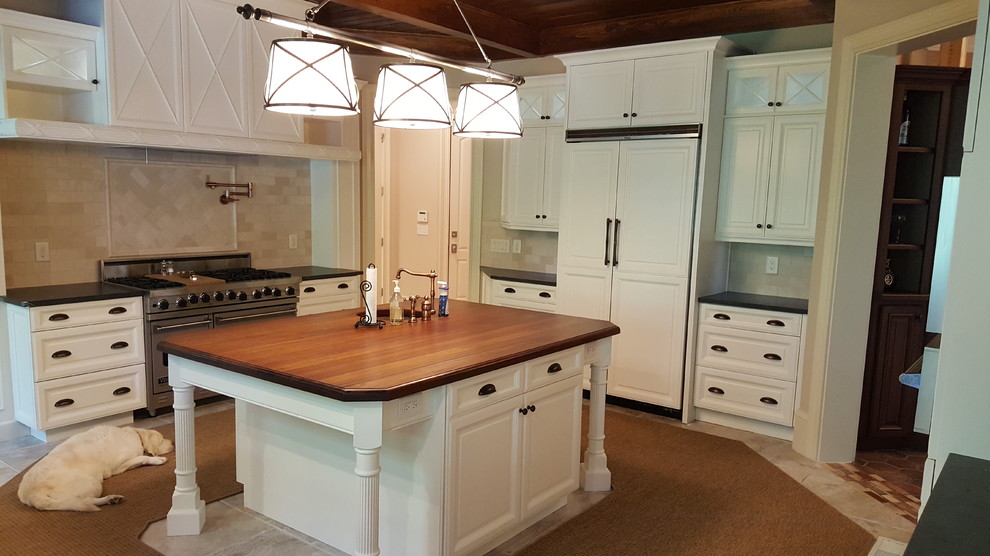 Exempel på ett stort medelhavsstil kök och matrum, med vita skåp, rostfria vitvaror och en köksö