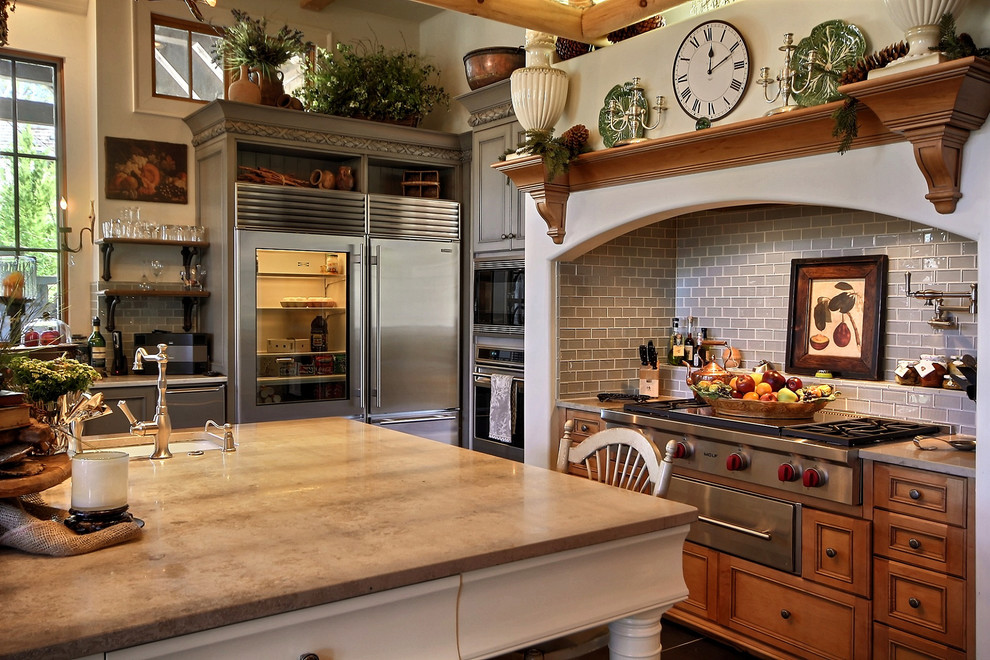 Geräumige Country Wohnküche in L-Form mit Einbauwaschbecken, profilierten Schrankfronten, weißen Schränken, Küchenrückwand in Grau und Kücheninsel in Atlanta