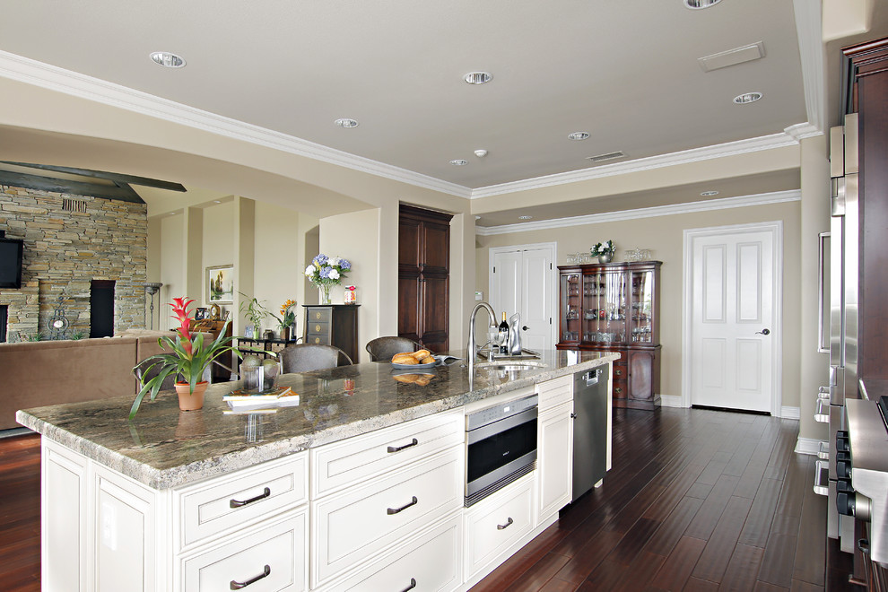 Inspiration for a classic kitchen in Orange County.
