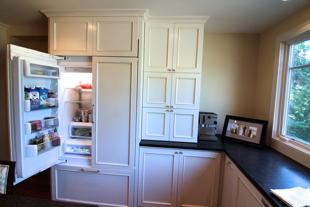 Exempel på ett modernt kök, med vita skåp, integrerade vitvaror och mörkt trägolv