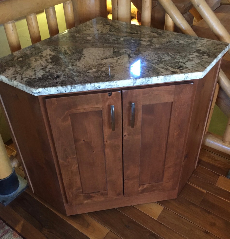 Foto på ett mellanstort rustikt kök, med en undermonterad diskho, skåp i shakerstil, skåp i mellenmörkt trä, granitbänkskiva, flerfärgad stänkskydd, stänkskydd i stickkakel, rostfria vitvaror och en köksö