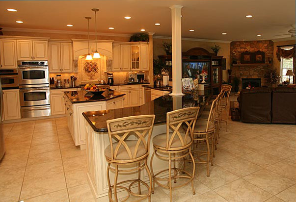 Exempel på ett klassiskt kök, med en rustik diskho, släta luckor, vita skåp, bänkskiva i täljsten, flerfärgad stänkskydd, stänkskydd i terrakottakakel och rostfria vitvaror