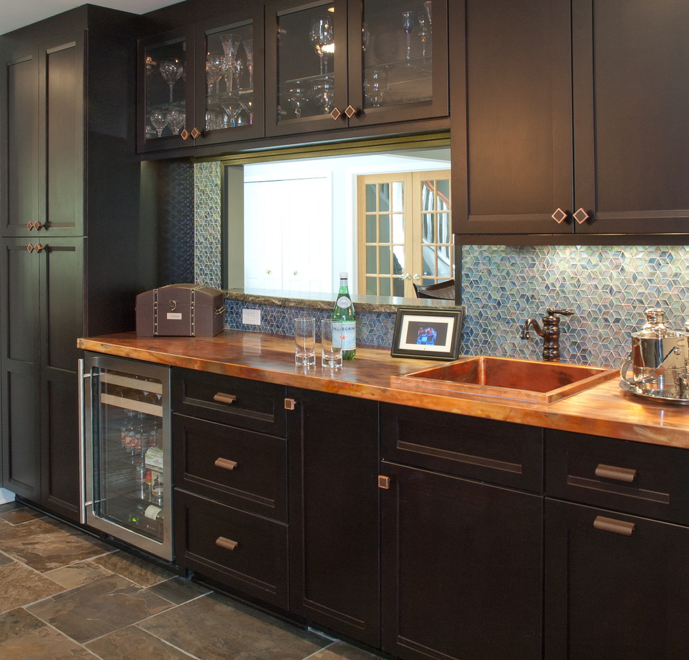 Ejemplo de cocina tradicional renovada con encimera de cobre, puertas de armario negras, salpicadero azul, salpicadero con mosaicos de azulejos y armarios con paneles empotrados