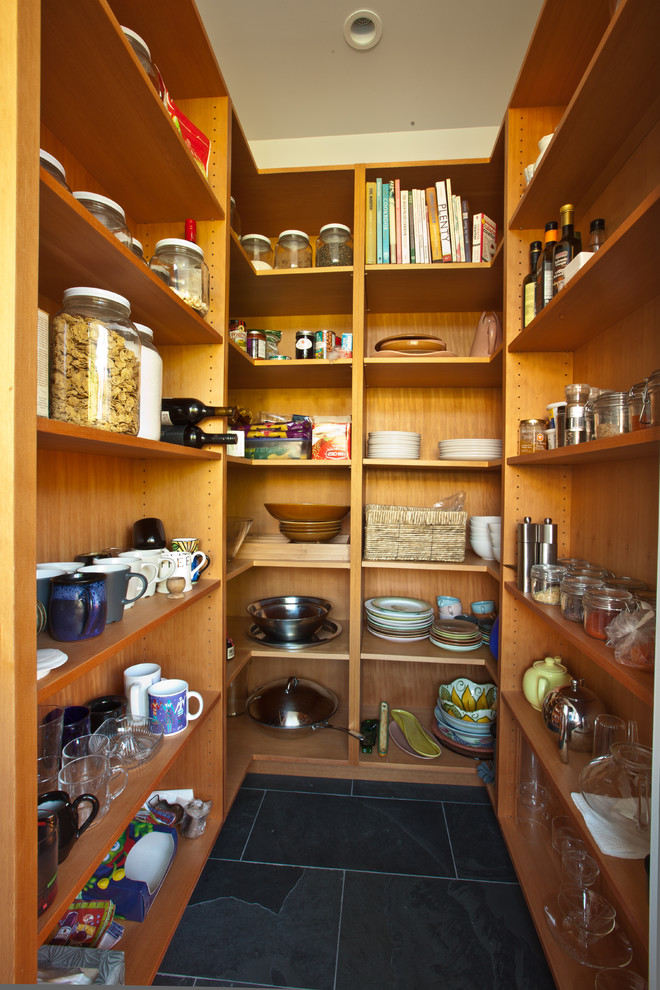 Foto de cocinas en U clásico de tamaño medio con despensa, armarios abiertos y suelo de pizarra