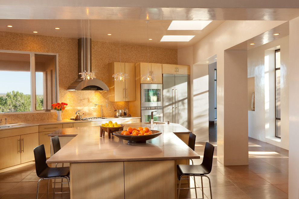 Moderne Küche mit flächenbündigen Schrankfronten, hellen Holzschränken, bunter Rückwand, Rückwand aus Mosaikfliesen und Kücheninsel in Albuquerque