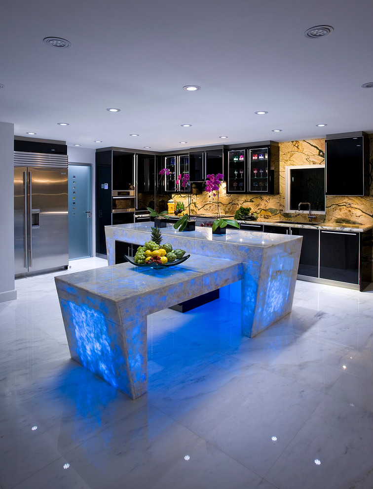 Große Moderne Küche in L-Form mit Doppelwaschbecken, Glasfronten, Quarzit-Arbeitsplatte, bunter Rückwand, Rückwand aus Stein, Küchengeräten aus Edelstahl, Marmorboden, Kücheninsel, weißem Boden und schwarzen Schränken in Miami