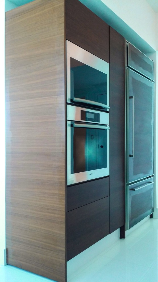 Imagen de cocina moderna de tamaño medio con despensa y armarios con paneles lisos