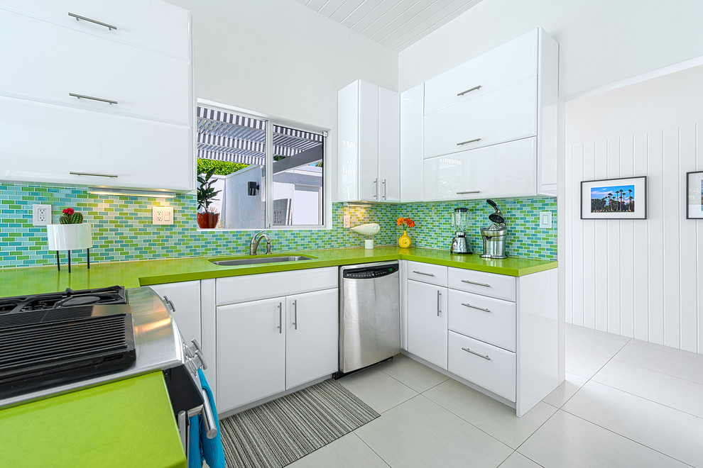 Diseño de cocina moderna con encimeras verdes