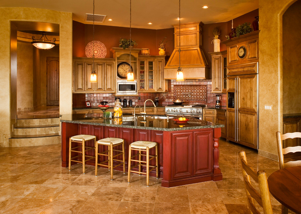 Mediterrane Küche in L-Form mit profilierten Schrankfronten, hellbraunen Holzschränken, Küchenrückwand in Braun und Elektrogeräten mit Frontblende in Phoenix