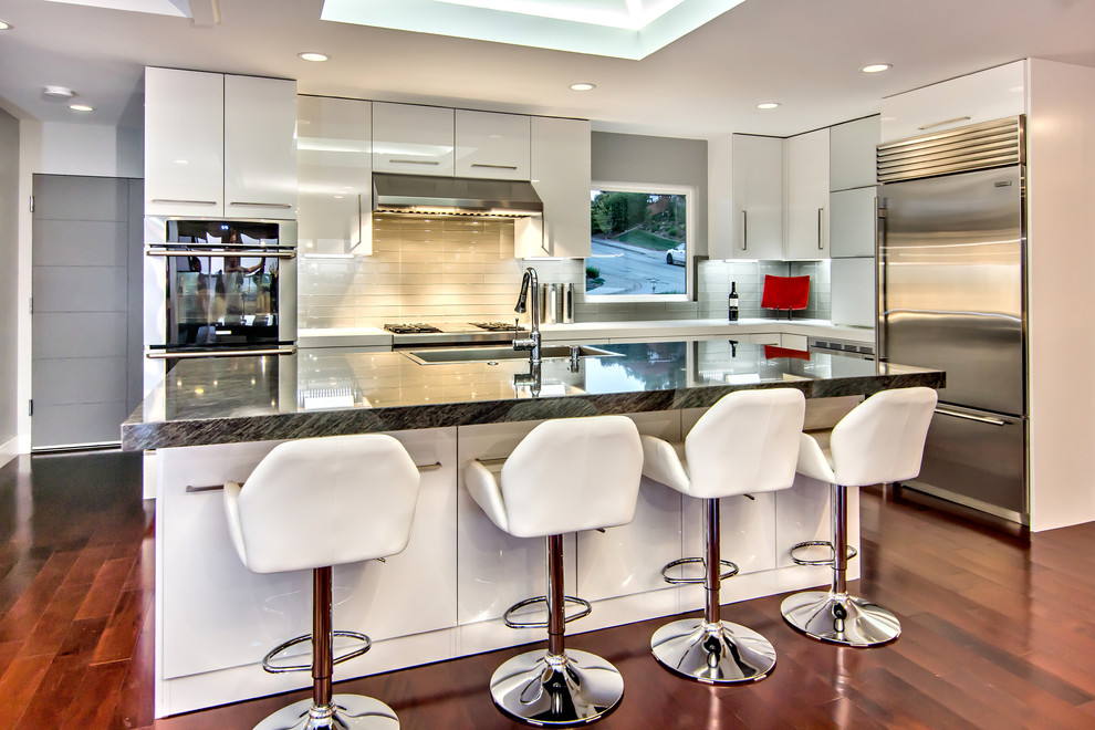 Moderne Küche in L-Form mit Einbauwaschbecken, flächenbündigen Schrankfronten, weißen Schränken und Küchengeräten aus Edelstahl in San Francisco