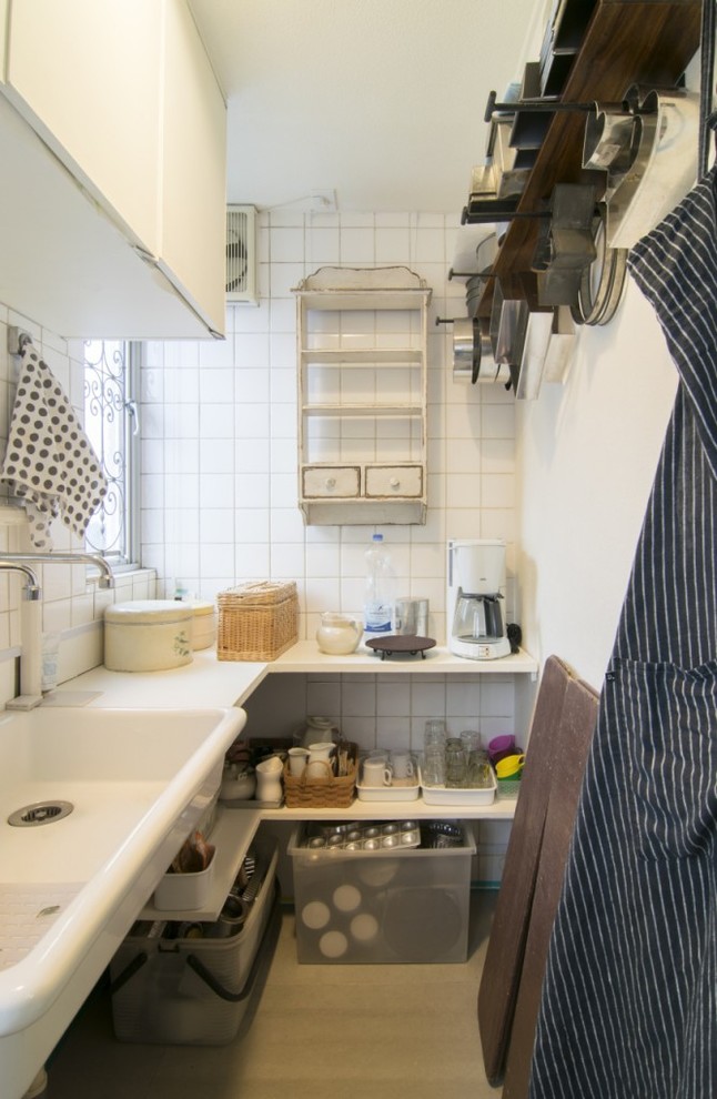Ejemplo de cocina romántica con fregadero sobremueble, armarios con paneles lisos y puertas de armario blancas