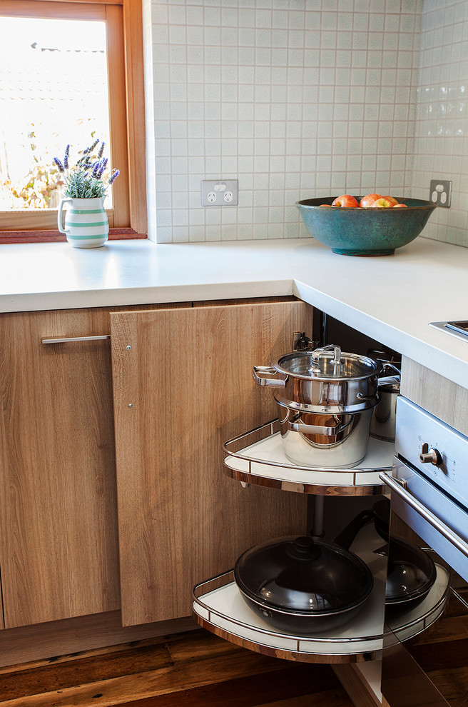 Mittelgroße Skandinavische Wohnküche in U-Form mit hellen Holzschränken, Küchenrückwand in Weiß, Rückwand aus Mosaikfliesen, Küchengeräten aus Edelstahl und Kücheninsel in Sydney