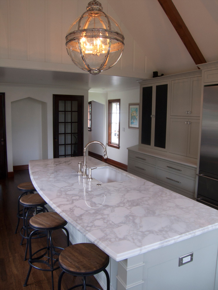 Пример оригинального дизайна: п-образная кухня в классическом стиле с врезной мойкой, белыми фасадами и мраморной столешницей