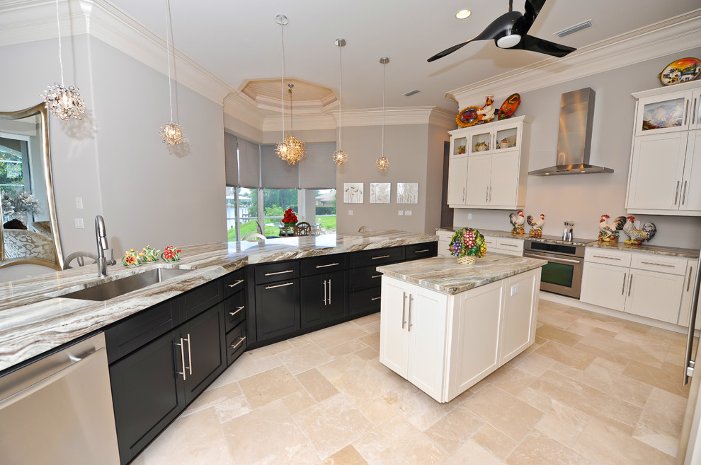 Bild på ett mycket stort funkis kök, med en nedsänkt diskho, luckor med infälld panel, vita skåp, granitbänkskiva, grått stänkskydd, rostfria vitvaror, marmorgolv och en köksö